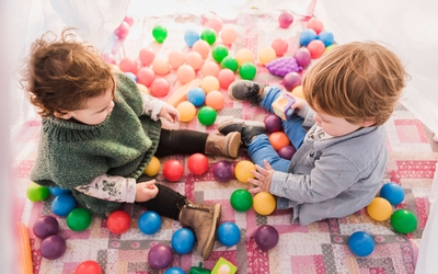 Des enfants dans une piscine à boules
