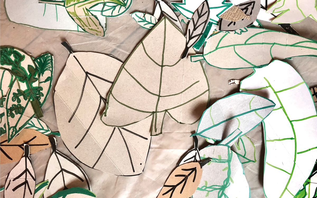 fleurs et feuilles en carton