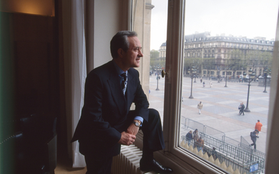 Jean Tiberi dans on bureau de l'Hôtel de Ville regardant à la fenêtre. 