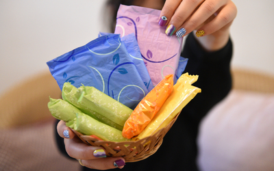 Une corbeille de serviettes périodiques et tampons. 