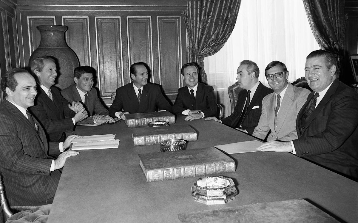 Réunion de cabinet dans le bureau du maire en 1982, avec Jacques Chirac et Jean Tibéri. 