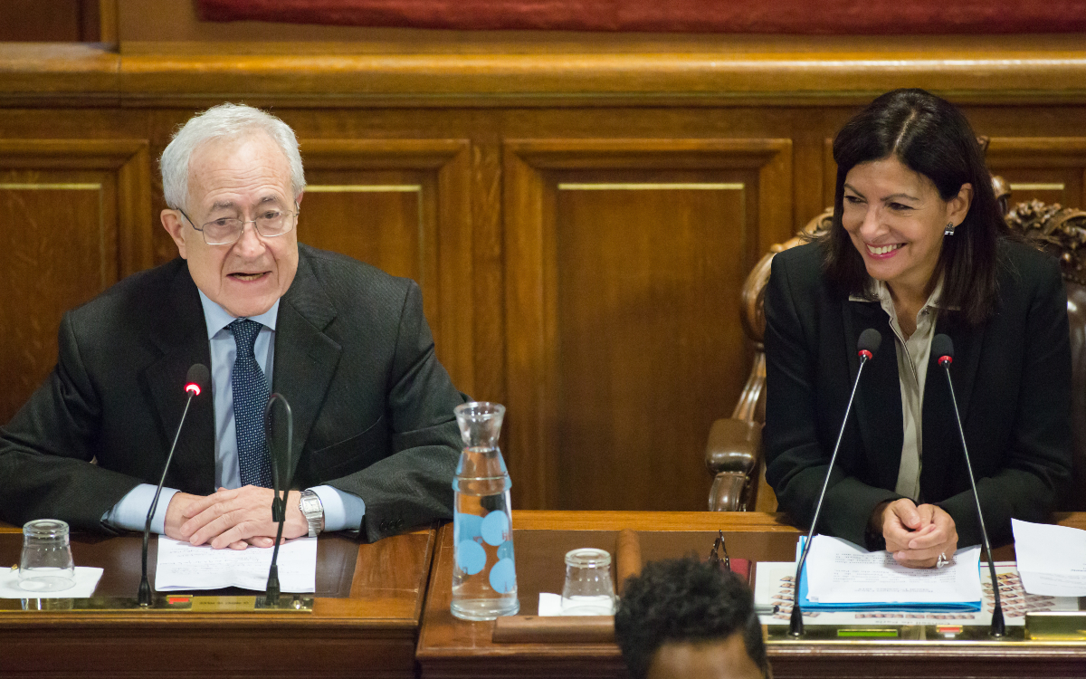 Jean Tiberi à gauche et Anne Hidalgo à droite assis côte à côte dans la salle du Conseil en 2019.