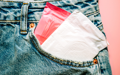 Deux serviettes périodiques dans la poche d'un jean.