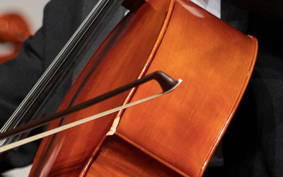 Un homme qui joue d'un instrument