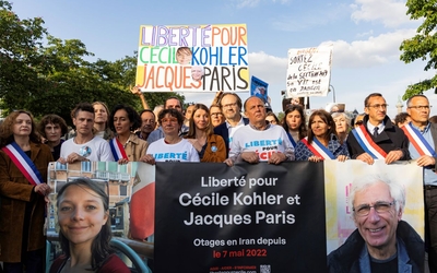 Marche pour la libération de deux otages français détenus en Iran depuis le 7 mai 2022. Paris, le 7 mai 2025.