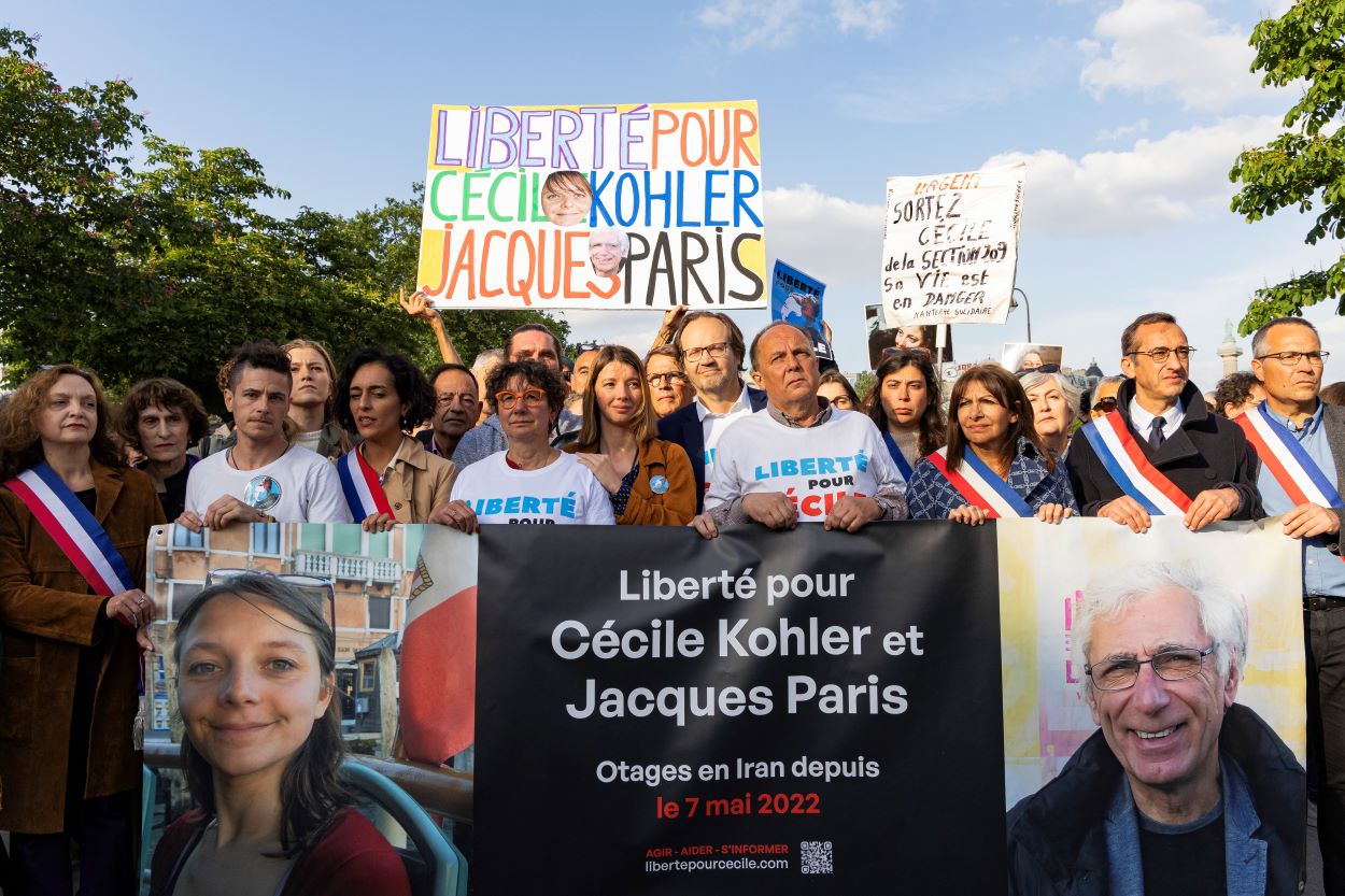 Marche pour la libération de deux otages français détenus en Iran depuis le 7 mai 2022. Paris, le 7 mai 2025.