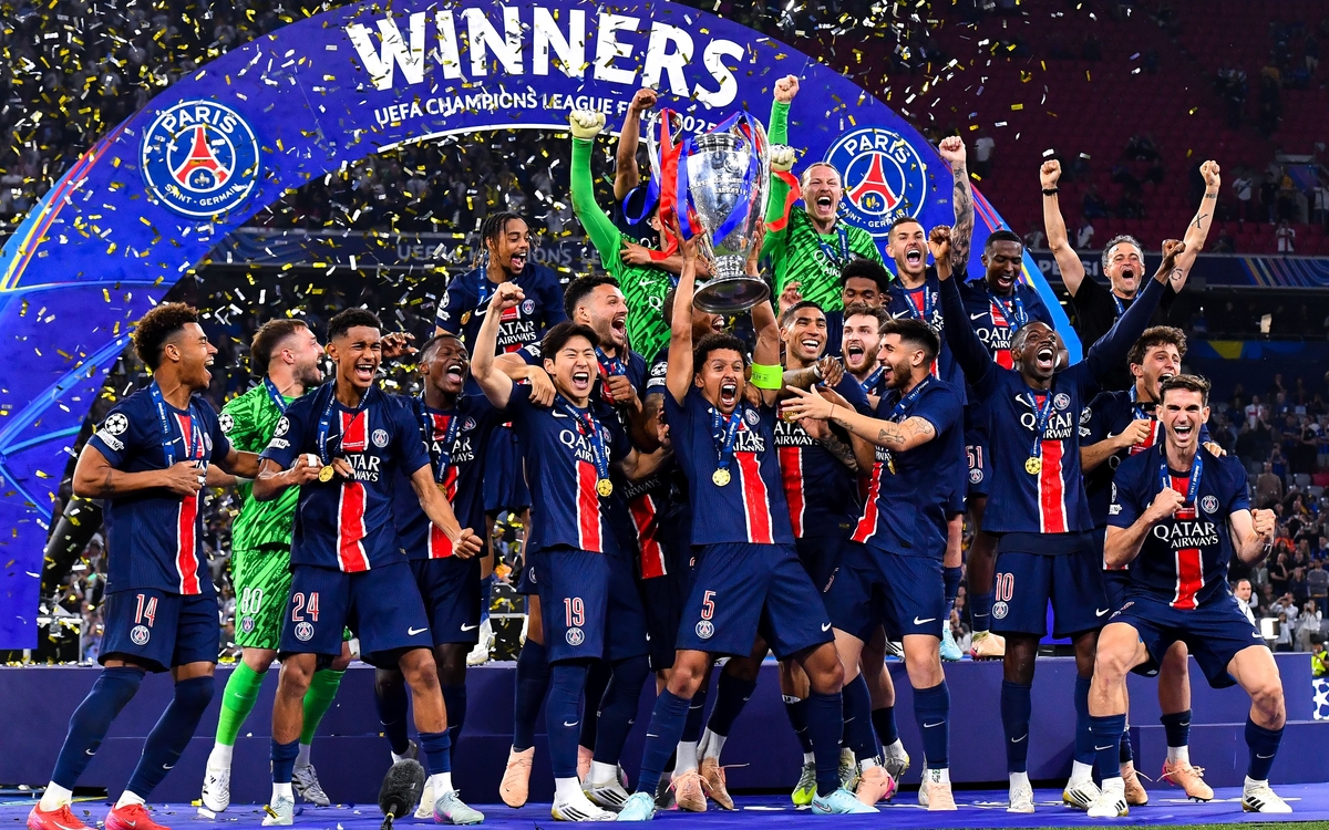 Tous les joueurs soulèvent le trophée