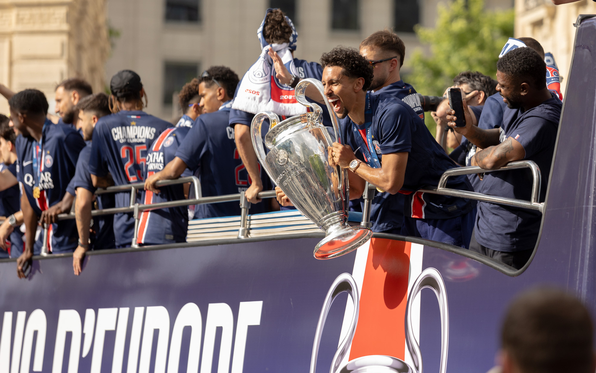 Marquinhos présente la coupe.