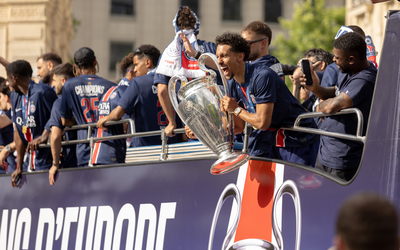 Marquinhos présente la coupe.