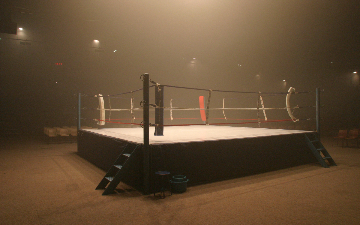 Installation d'un ring de boxe dans la Halle Carpentier, œuvre intitulée Death of glory de Philippe Perrin.