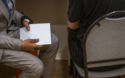homme avec une enveloppe à la main