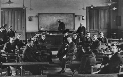 Etudiants à la faculté des Lettres de la Sorbonne, conférence du linguiste Ferdinand Brunot (1860-1938). Paris, vers 1905.