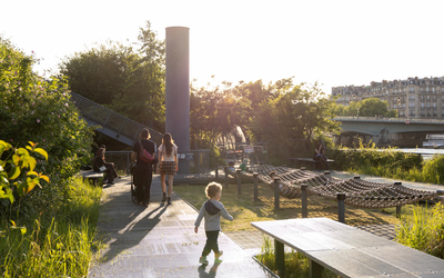Enfant et famille sur les Berges