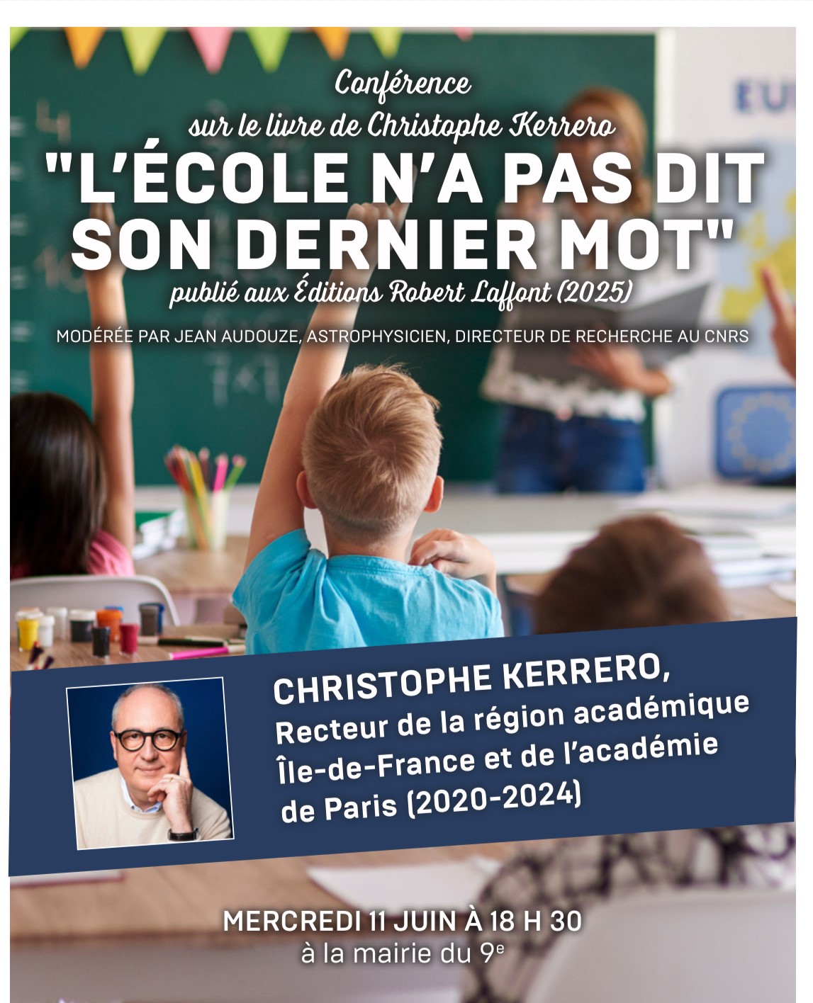 enfant levant la main à l'école