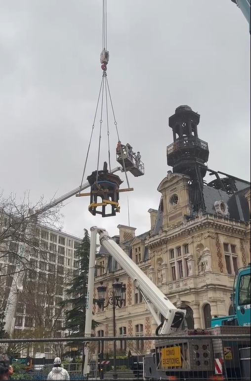 Le beffroi de la mairie endommagé par les flammes déposé à l'aide d'une grue