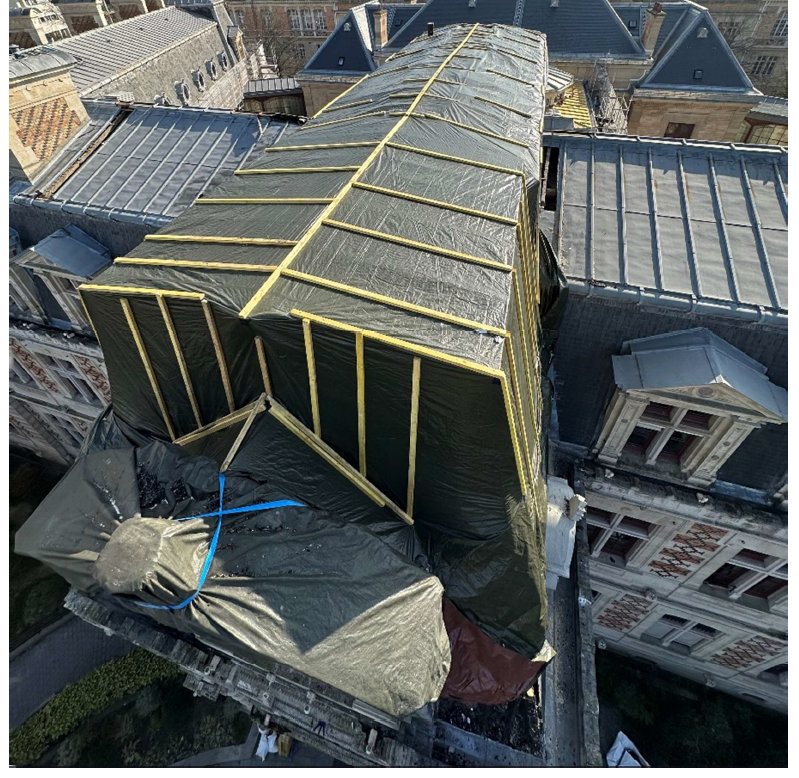 la toiture de la mairie bâchée pour la protéger des intempéries 