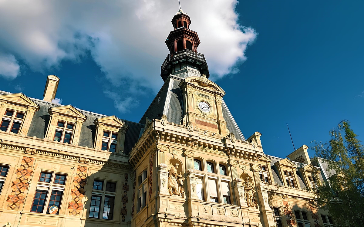 Le beffroi et la façade de la mairie du 12e en contre-plongé