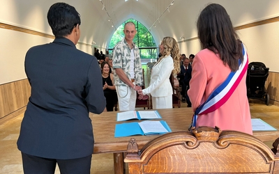 Solenne et Maxime devant l'autel républicain et la maire du 12ème lors de leur mariage au Chai de Bercy
