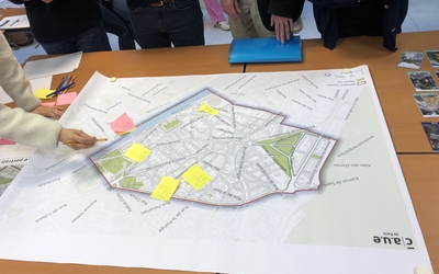 Une carte posée sur une table pour étudier la composition du quartier de la muette 