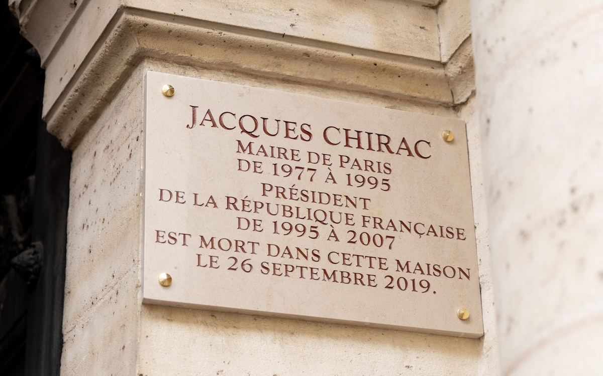 Visuel de la plaque en mémoire de Jacques Chirac devant l'immeuble où il est décédé en 2019