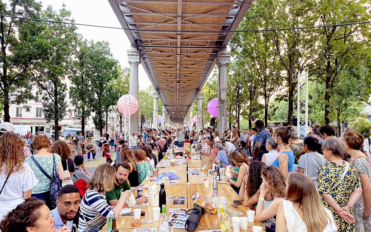 Grand Banquet sous le viaduc du métro aérien