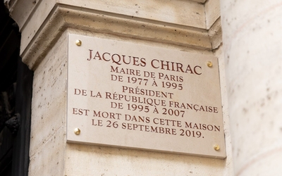 Visuel de la plaque en mémoire de Jacques Chirac devant l'immeuble où il est décédé en 2019