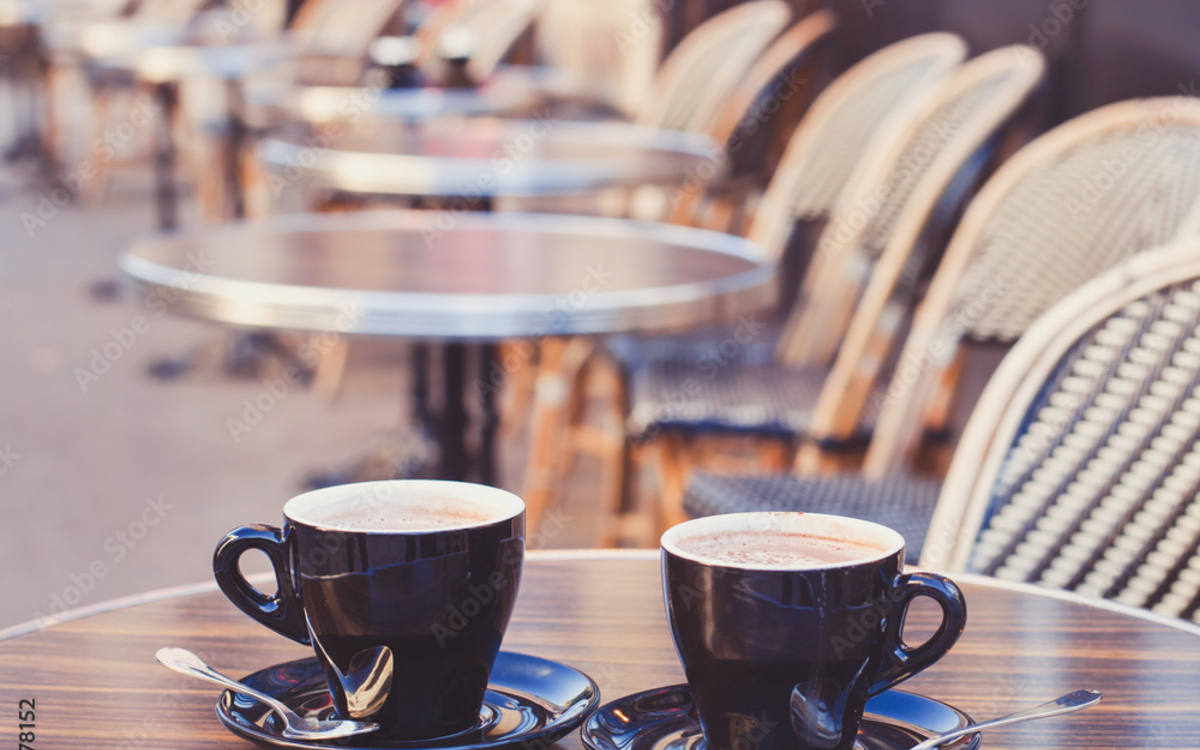 Il s'agit de tasses sur une table de café