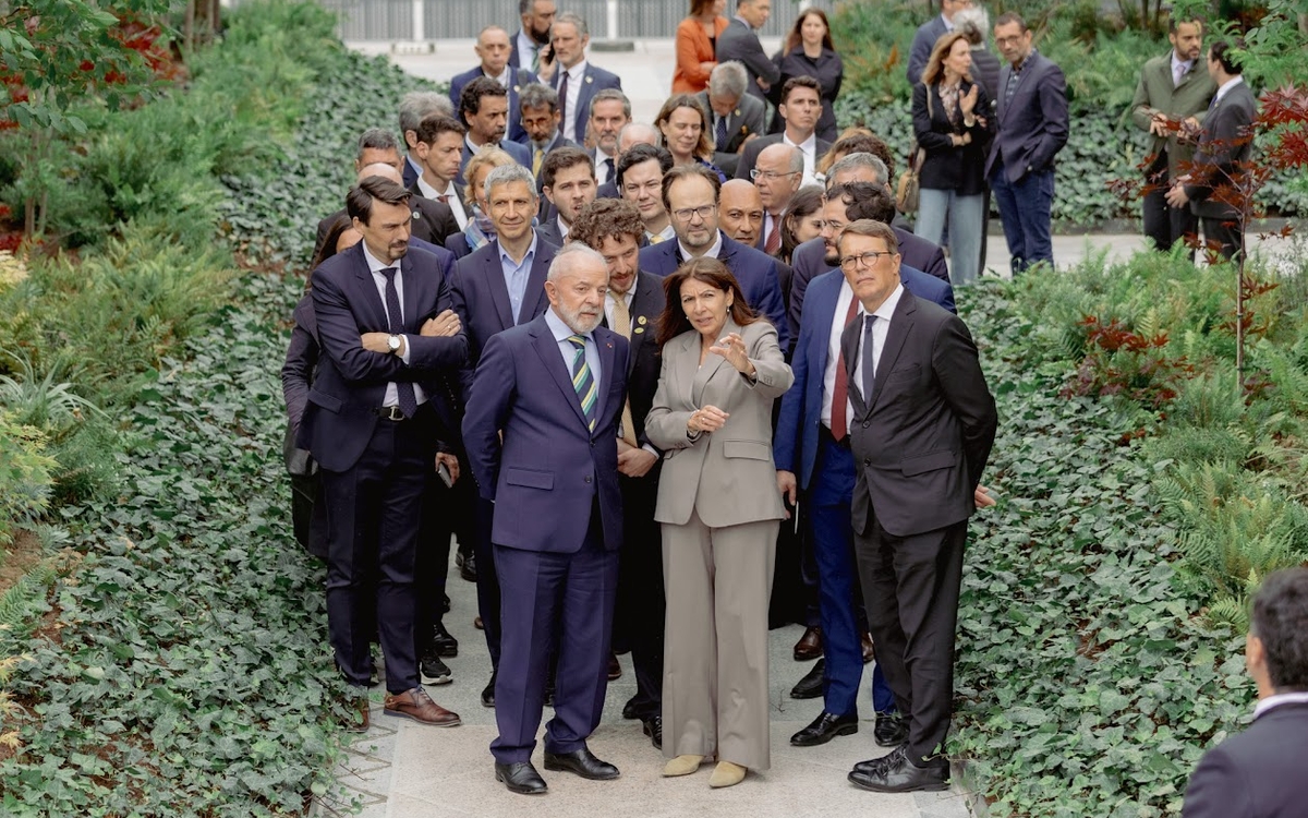 Visuel du président Lula et d'Anne Hidalgo visitant la forêt urbaine de l'Hôtel de Ville
