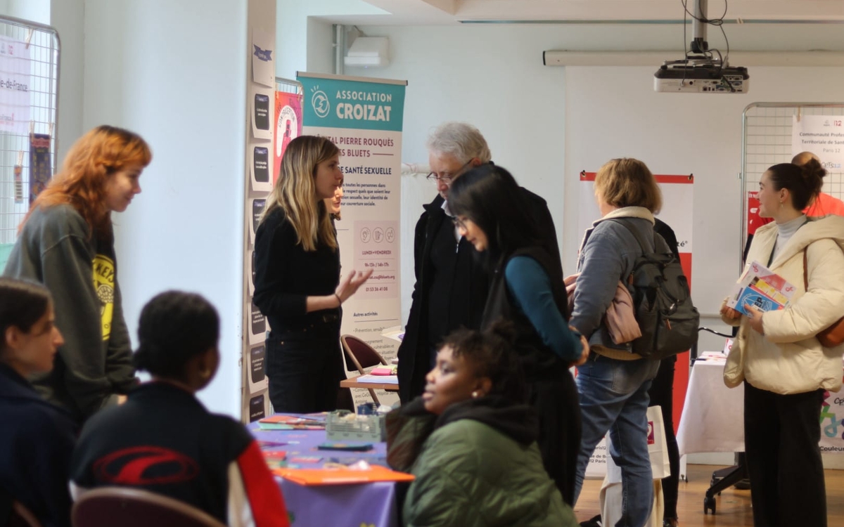 des stands et des visiteurs du Forum parentalité 2025