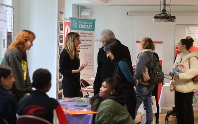 des stands et des visiteurs du Forum parentalité 2025