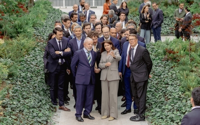 Visuel du président Lula et d'Anne Hidalgo visitant la forêt urbaine de l'Hôtel de Ville