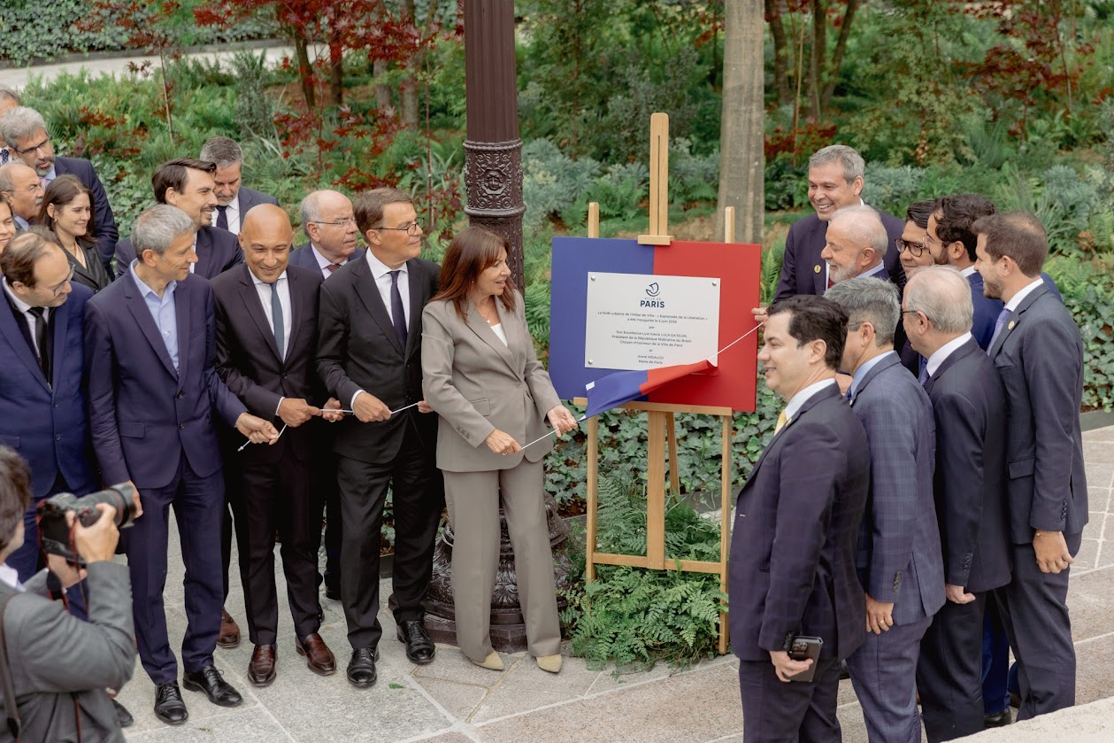 Visuel de l'inauguration de la forêt urbaine de l'Hôtel de Ville par le président brésilien Lula
