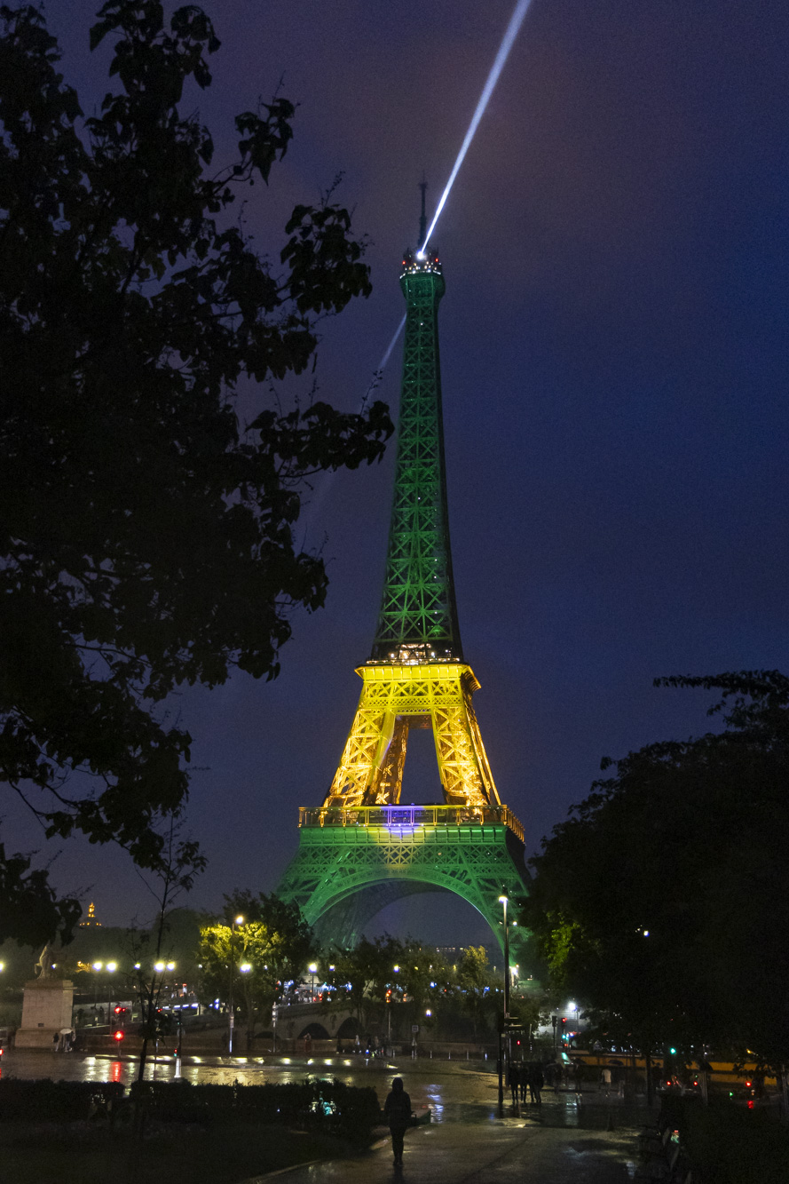 Visuel de la Tour Eiffel aux couleurs du Brésil le 5 juin 2025