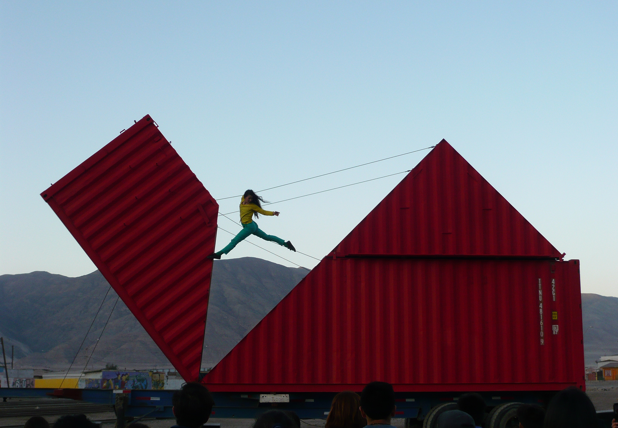 Chorégraphie avec un gigantesque container en métal