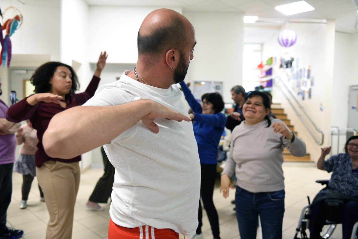 Le professeur de danse Yohan Amselem montre des postures à Mayra lors de la répétition du bal arrangé, au foyer de vie, la Maison de Pénélope.