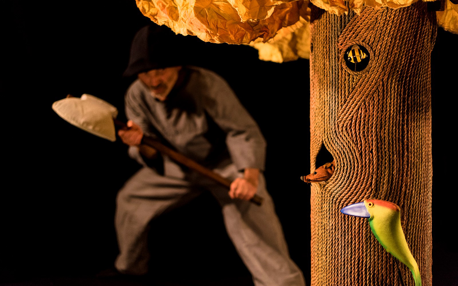 Décor de théâtre avec un arbre et un bucheron