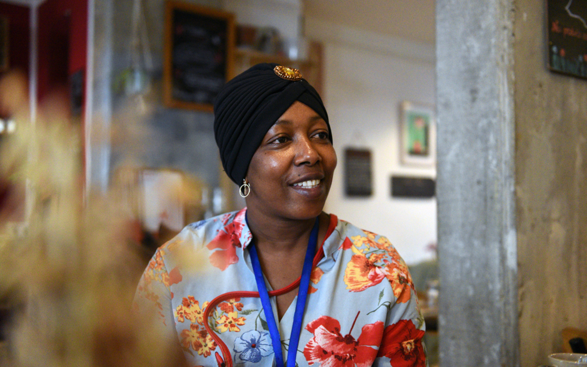 Salimatou Diallo,  cheffe formée par Refugee Food, assise au restaurant les Marmites Volantes (Paris 19e). 