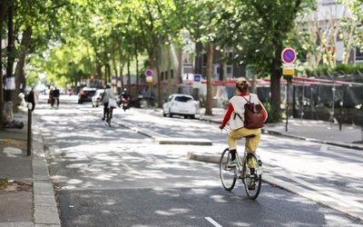 cycliste sur piste cyclable de la rue Belgrand