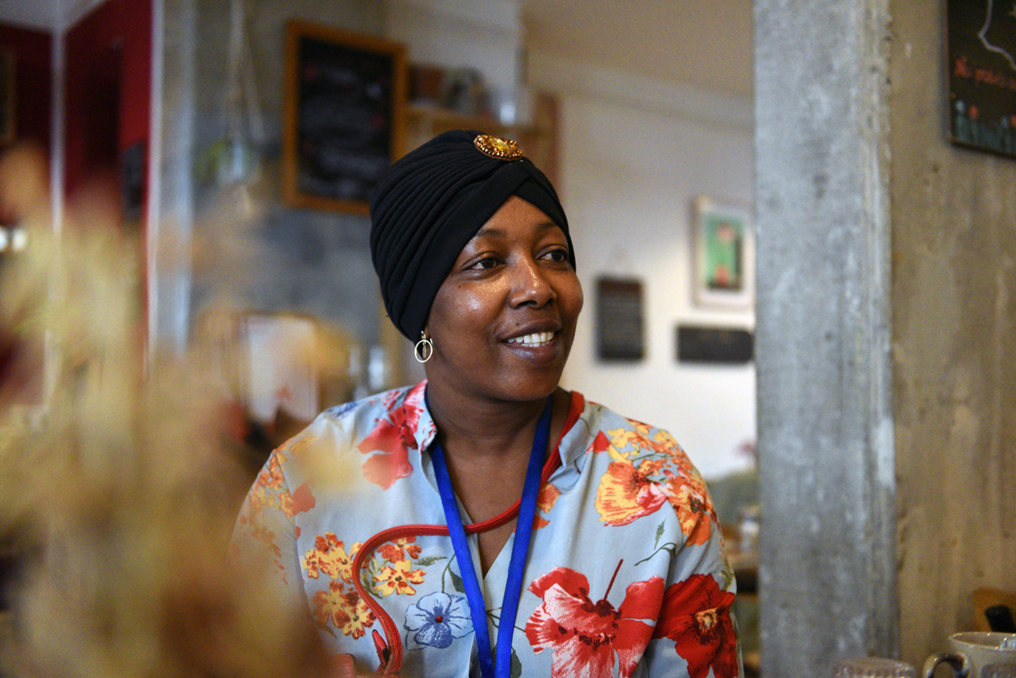 Salimatou Diallo, cheffe formée par Refugee Food, assise au restaurant les Marmites Volantes (Paris 19e).