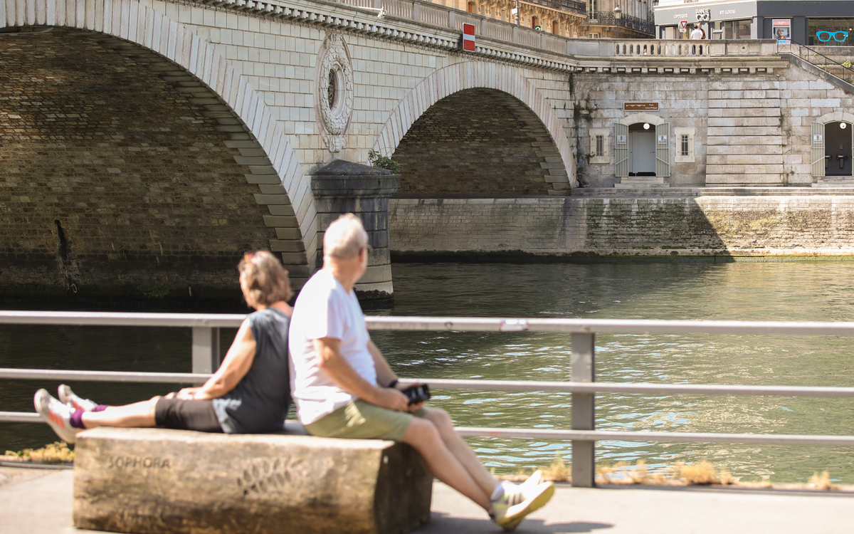 Deux personnes se reposent après une séance sportive sur les berges de Seine.