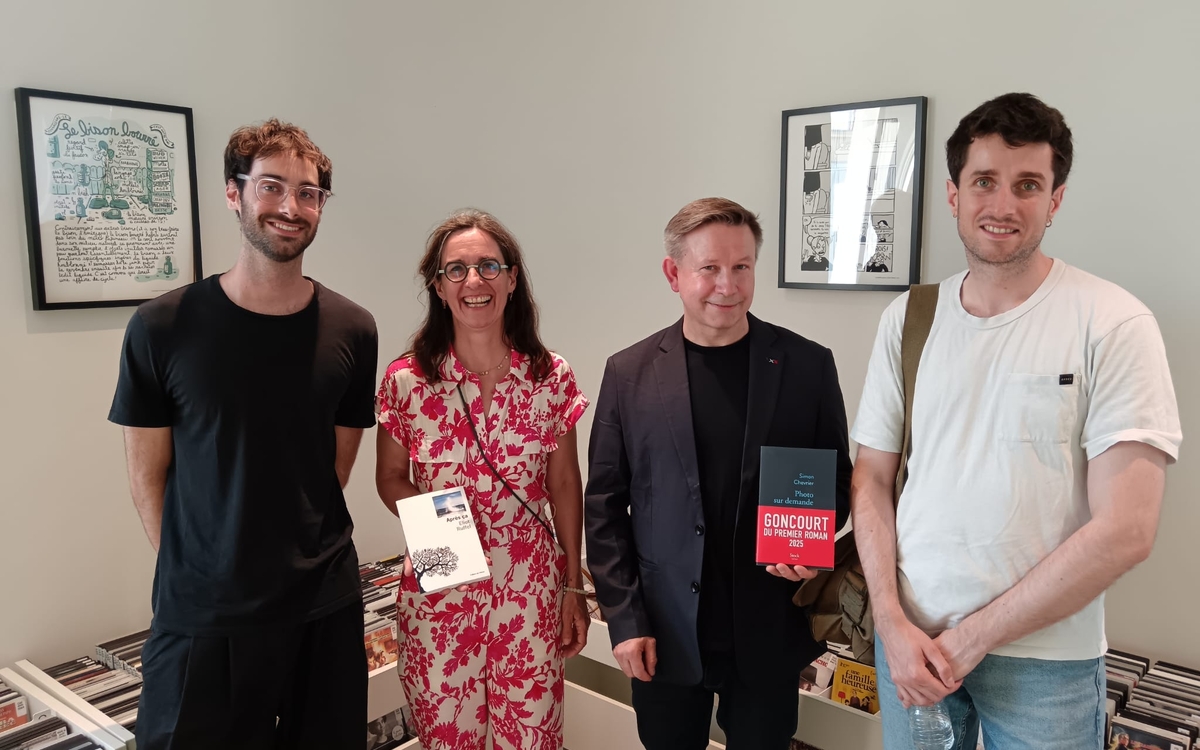 Eliott Ruffel, le lauréat du Prix du livre du 12ème 2025 remis par la maire Emmanuelle Pierre Marie et son adjoint Richard Bouigue, en présence de Simon Chevrier, Prix Goncourt du premier roman