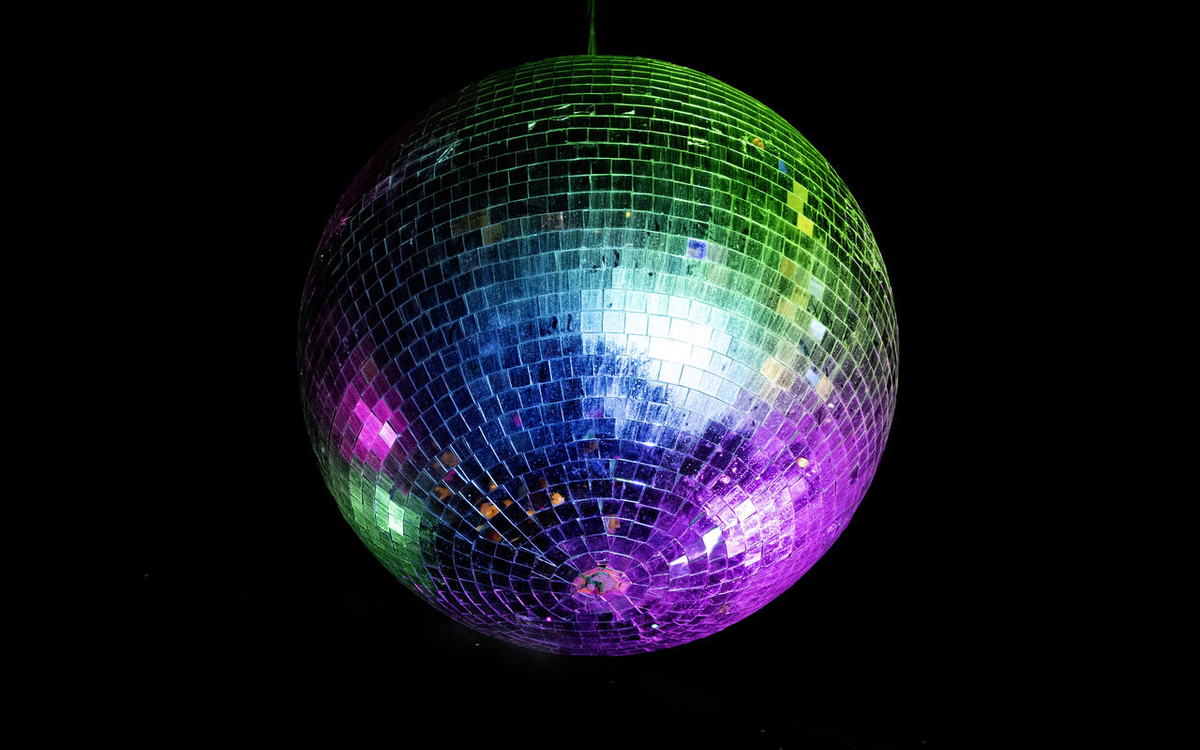 Une boule à facettes de discothèque scintille
