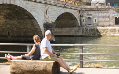 Deux personnes se reposent après une séance sportive sur les berges de Seine.