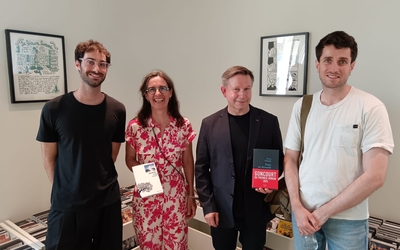 Eliott Ruffel, le lauréat du Prix du livre du 12ème 2025 remis par la maire Emmanuelle Pierre Marie et son adjoint Richard Bouigue, en présence de Simon Chevrier, Prix Goncourt du premier roman