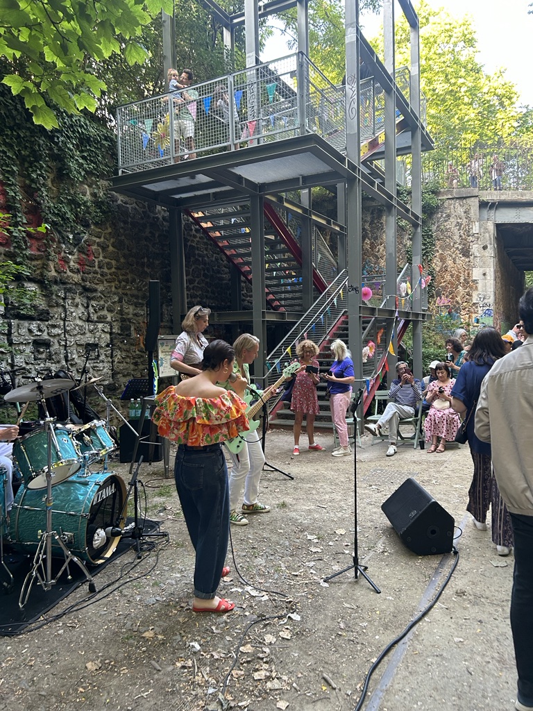 Vue sur le groupe de musique "les Tocqués"