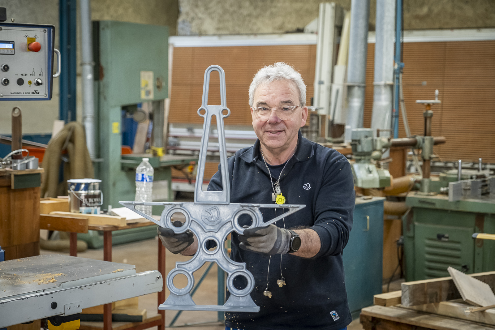 Image de la fabrication des bancs Davioud miniatures rue Pierre Foncin