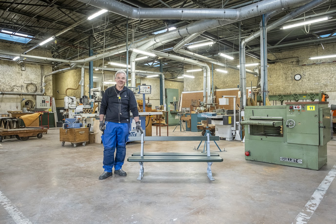 Image de la fabrication des bancs Davioud miniatures rue Pierre Foncin