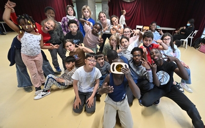 A l'école Gutenberg, les enfants de CM1 et de l'unité d'enseignement élémentaire posent ensemble devant l'objectif du photographe
