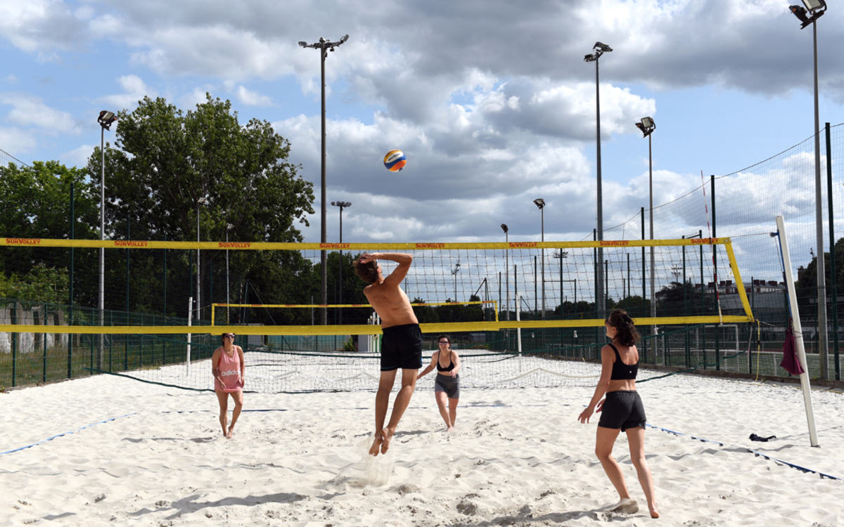 Séance de beach volley entre ami.es au stade Louis Lumière.