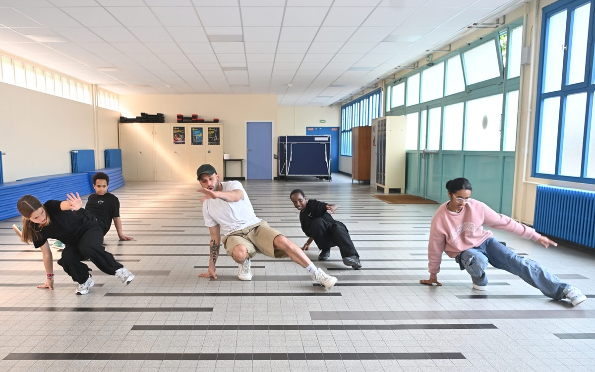 les collégiens s'entrainent à une séance de break dance